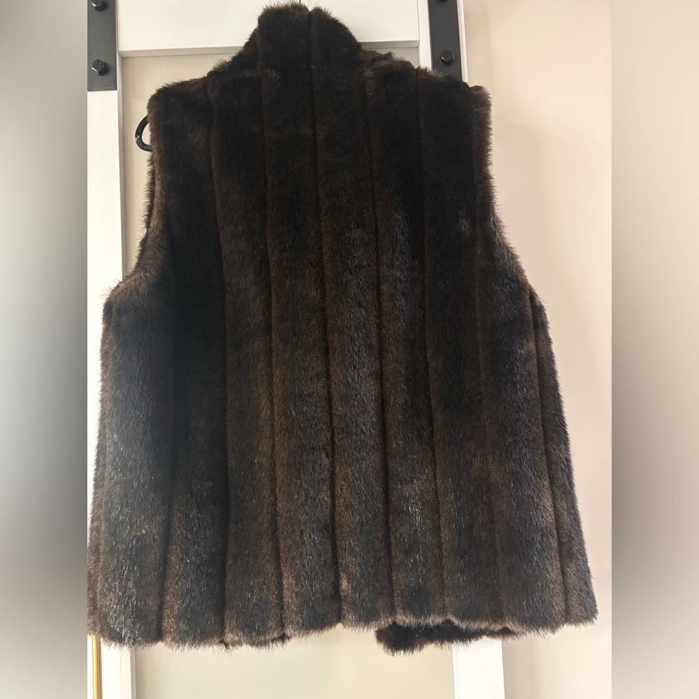 Elegant Brown Faux Fur Vest - Picture 4 of 6